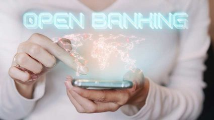 Grafika ilistracyjna - Open Bankin - Kobieta z telefonem komórkowym i mapa świata