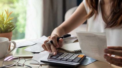 Kobieta, rachunki i kalkulator
