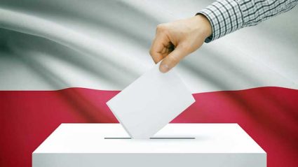 Osoba wrzucają kartę do urny wyborczej