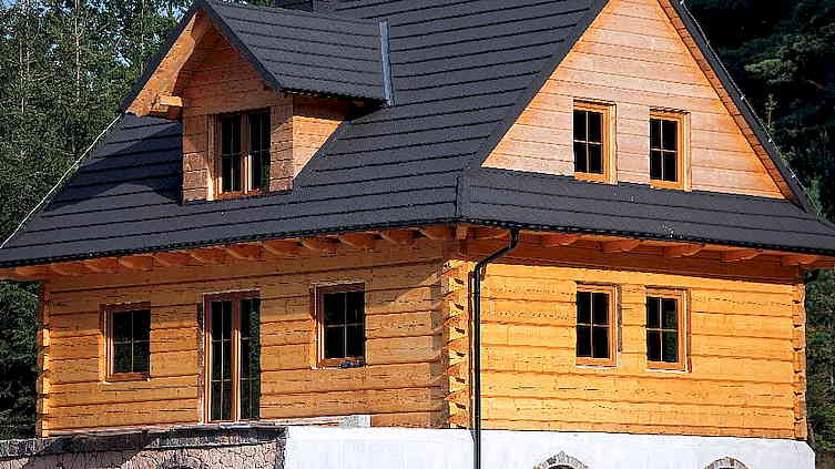 Domy z drewna budujemy coraz częściej, coraz większe, z ekologicznym ogrzewaniem