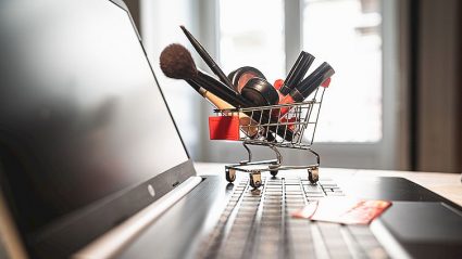 e-commerce, kosmetyki, komputer, koszyk z zakupami