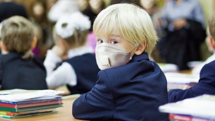 Dziecko w masce w szkole