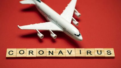 Samolot i napis koronawirus