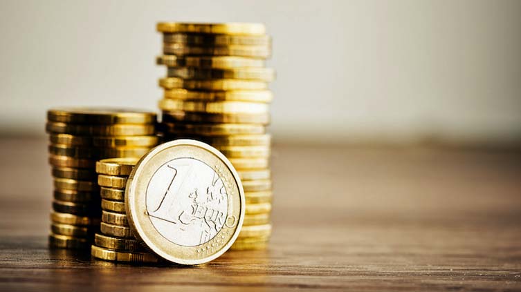 Bankowcy oczekują, że kurs euro wobec złotego sięgnie 4,45 w październiku 2020 roku