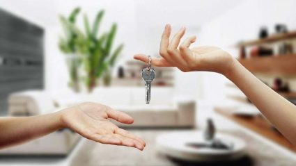 Dwie osoby przekazujące sobie klucze do mieszkania