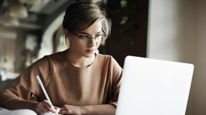 Młoda kobieta ucząca się przed komputerem