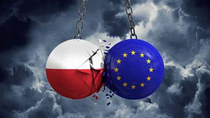 Dwie zderzające się kule z flagami Polski i UE