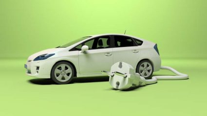 Grafika ilustracyjna - Elektromobilność - Samochód z nienaturalnie dużym kablem i wtyczką do gniazdka
