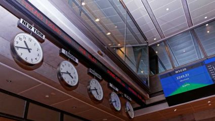 Zegary w sali notowań Giełdy Papierów Wartościowych w Warszawie