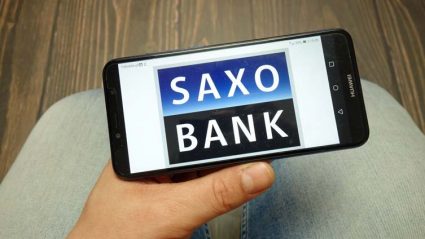 Logo Saxo Bank wyświetlane na telefonie