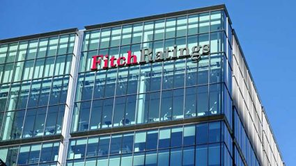 Logo Fitch Ratings na budynku w Londynie
