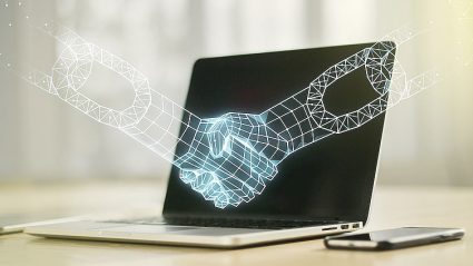 Smart contract, abstrakcyjny obraz uścisku dłoni przez blockchain na tle ekranu laptopa