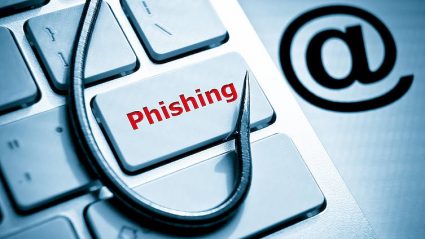 phishing haczyk na ryby leżący na klawiaturze komputerowej, symbol e-poczty @