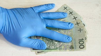 ręka w rękawiczce, banknoty