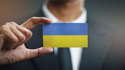 Mężczyzna trzymający wizytówkę z flagą Ukrainy