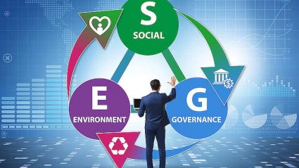 ESG, wirtualne symbole, człowiek wskazujący na nie