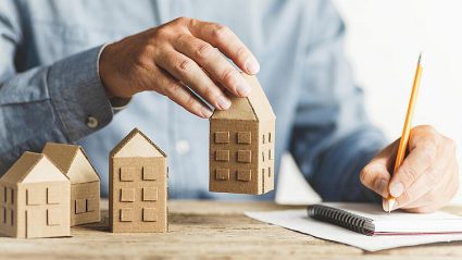 kredyt, nieruchomości, człowiek zapisujący cen mieszkań, modele domów