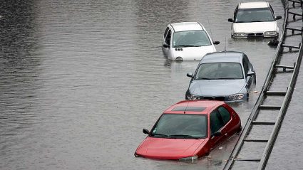 powódź, samochody w wodzie na autostradzie