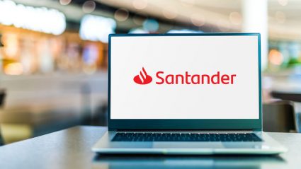 Logo Santander Bank na monitorze laptopa
