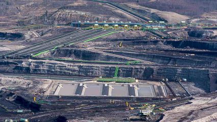 maszyny górnicze na terenie kopalni węgla brunatnego w Turowie