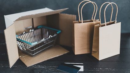 e-commerce, koszyk zakupowy w kartonie, stojące torby zakupowe