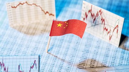 Chiny, flaga chińska na tle wykresów i wskaźników ekonomicznych