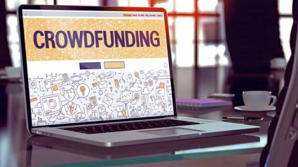 Napis: crowdfunding na ekranie laptopa