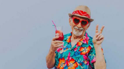 emerytura, emeryt z drinkiem w okularach słonecznych