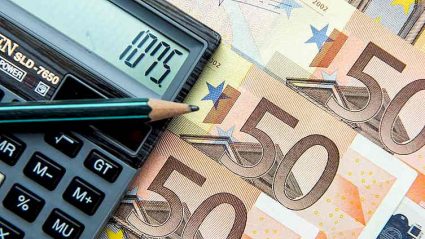 banknoty euro, kalkulator, ołowek