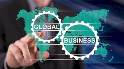 globalizacja, napis global business na tle mapy świata
