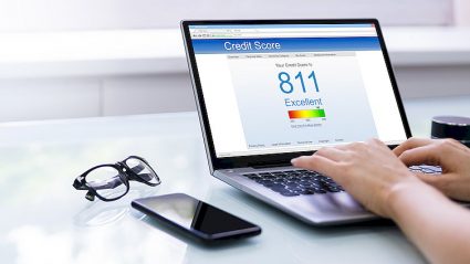 kredyt, zdolność kredytowa, ekran laptopa z funkcją score