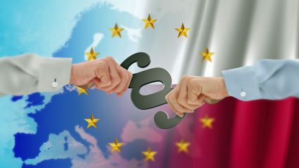 Dwie ręce ciągnące znak prawa na tle flag Polski i Unii Europejskiej