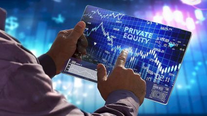 private equity, cłowiek trzymający tablet z napisem private equity