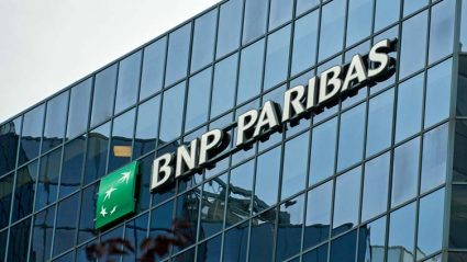 Logo BNP Paribas na budynku