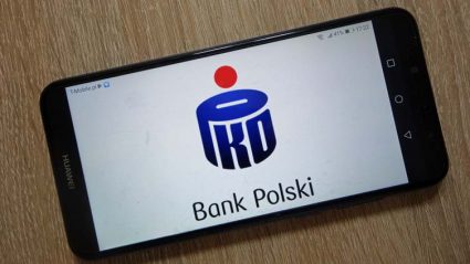 Logo PKO BP na ekranie telefonu