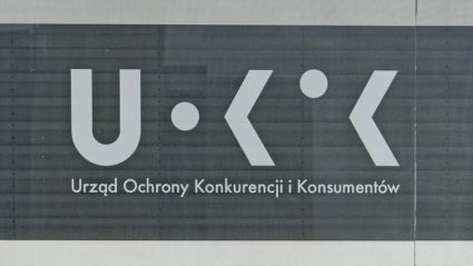 Widok na logo UOKiK - Urzędu Ochrony Konkurencji i Konsumentów