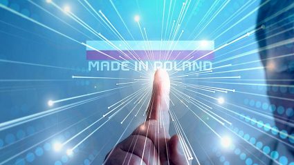 palec wskazujący na napis Made in Poland na ekranie