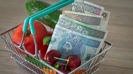 inflacja, koszyk z warzywami, banknoty o rosnących nominałach