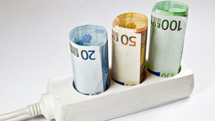 Banknoty euro i wtyczka do kontaktu