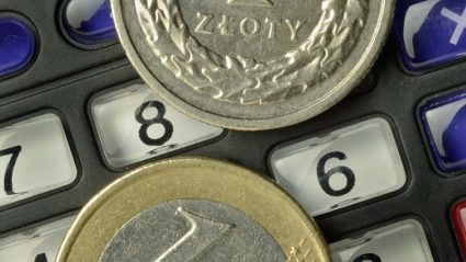 Monety 1 złoty i 1 euro na kalkulatorze