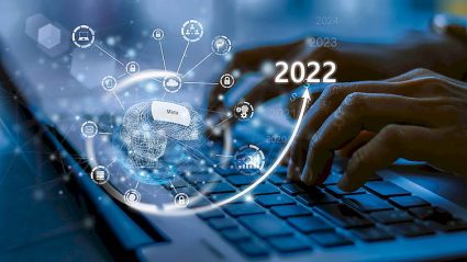 człowiek piszący na klawiaturze laptopa, wirtualne symbole sieci, nowych technologii, data 2022