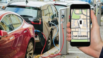 Aplikacja do car sharingu na tle samochodów elektrycznych