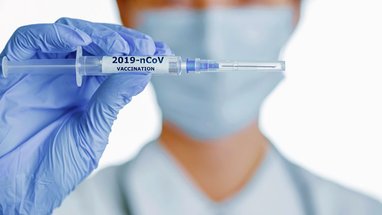 Związkowcy i pracodawcy apelują o obowiązkowe szczepienia przeciwko COVID-19