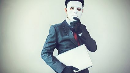 człowiek w masce, z laptopem