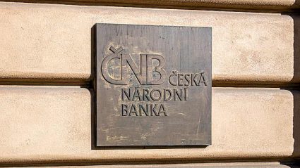 tablica na murze budynku z napisem Narodowy Bank Czech