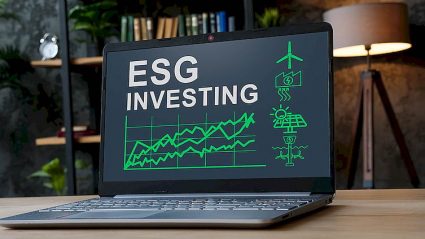 napis ESG investing na ekranie laptopa