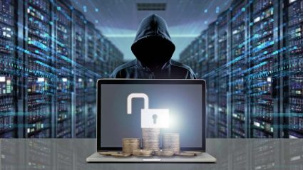 Haker, komputer, otwarta kłódka i pieniądze