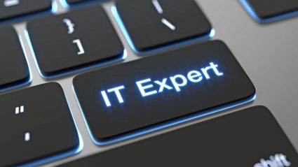 Klawisz komputera z napisem: IT ekspert