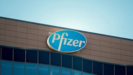 Logo Pfizer na budynku siedziby firmy