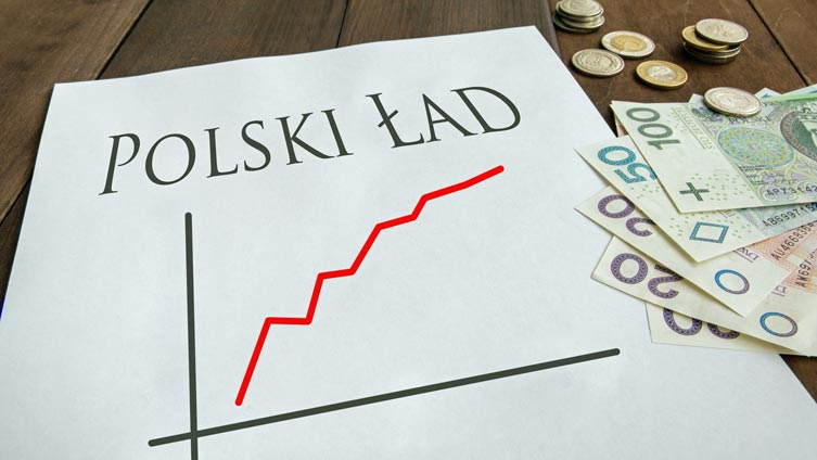 Polski Ład: rząd rozszerza ulgę dla klasy średniej; jeśli zarabiający do 12,8 tys. zł stracą, będą mogli rozliczyć się jak w 2021 r.